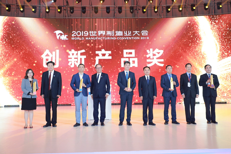 1569394845806329.jpg 陜鼓集團黨委書記、董事長李宏安(右一)代表企業領取了創新產品金獎_副本.jpg